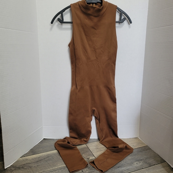 Elegant OQQ Women's Yoga Brown Sleeveless Jumpsuit Workout Ribbed High Neck Top - Picture 3 of 9